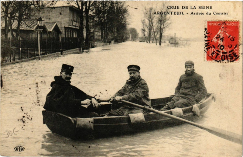 Carte postale ancienne Argenteuil - Arrivée du Courrier - Crue de la Seine à Argenteuil