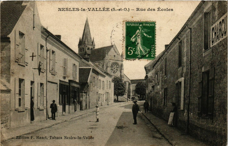 Carte postale ancienne Nesles-la-Vallee - Rue des Ecoles à Nesles-la-Vallée