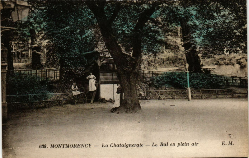 Carte postale ancienne Montmorency - La Chataigneraie - Le Bal en plein air à Montmorency