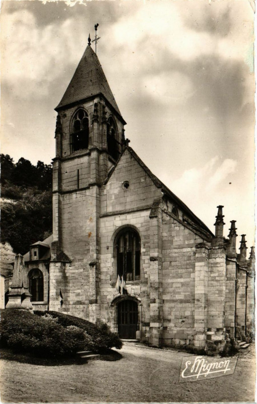 Carte postale ancienne La Roche-Guyon - L'Eglise et le Monument aux Morts à La Roche-Guyon