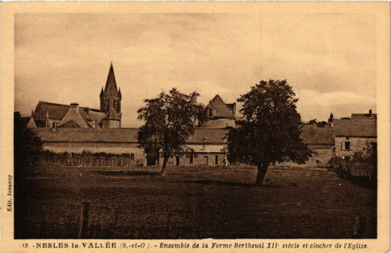 Carte postale ancienne Nesles-la-Vallée (S.-et-O.) -Ensemble de la Ferme Bertheuil Xii s à Nesles-la-Vallée
