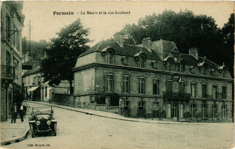 Carte postale ancienne Parmain -La Mairie et la rue Guichard à Parmain