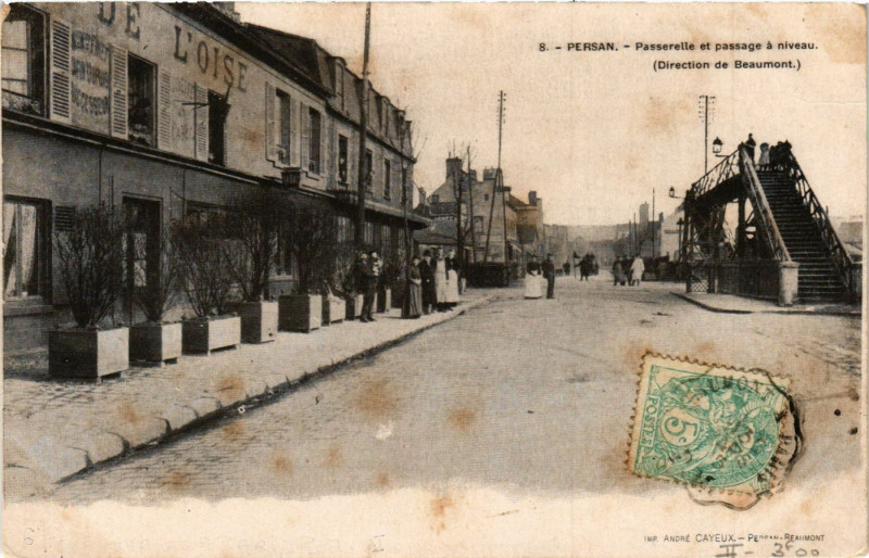 Carte postale ancienne Persan - Passerelle et passage á niveau (Direction de Beaumont) à Persan
