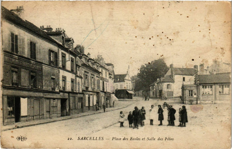 Carte postale ancienne Sarcelles - Place des Ecoles et Salle des Fétes à Sarcelles