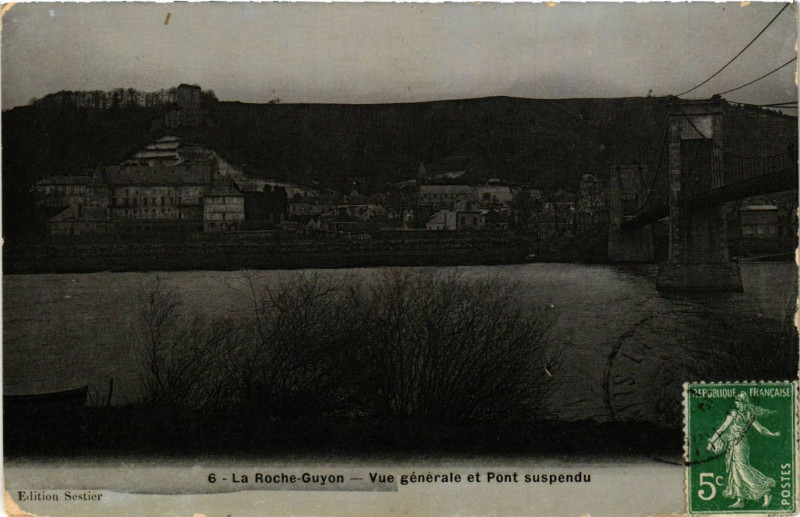 Carte postale ancienne La Roche-Guyon - Vue générale et Pont suspendu à La Roche-Guyon