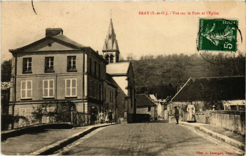Carte postale ancienne Bray (S.-et-O.) - Vue sur le Pont et l'Eglise