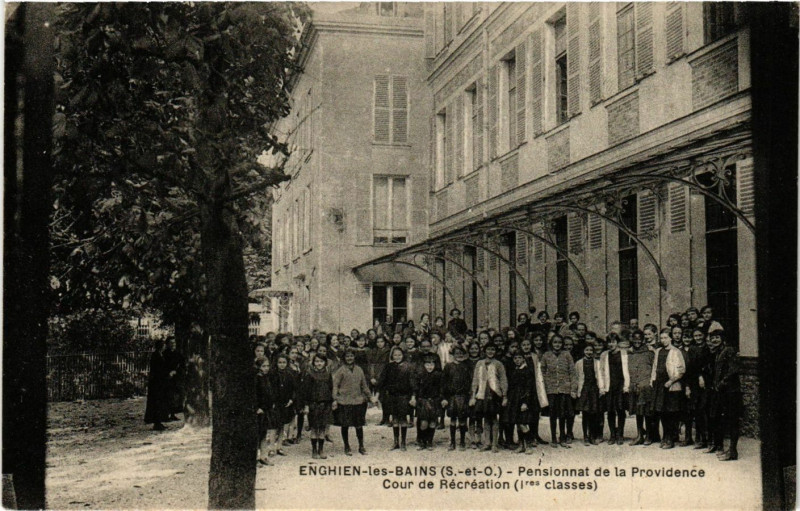 Carte postale ancienne Enghien-les-Bains (S.-et-O.) -Pensionnat de la Providence Cour ... à Enghien-les-Bains
