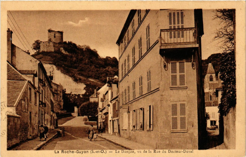 Carte postale ancienne La Roche-Guyon (S.-et-O.) -La Donjon,vs de la Rue du Docteur-Duval à La Roche-Guyon