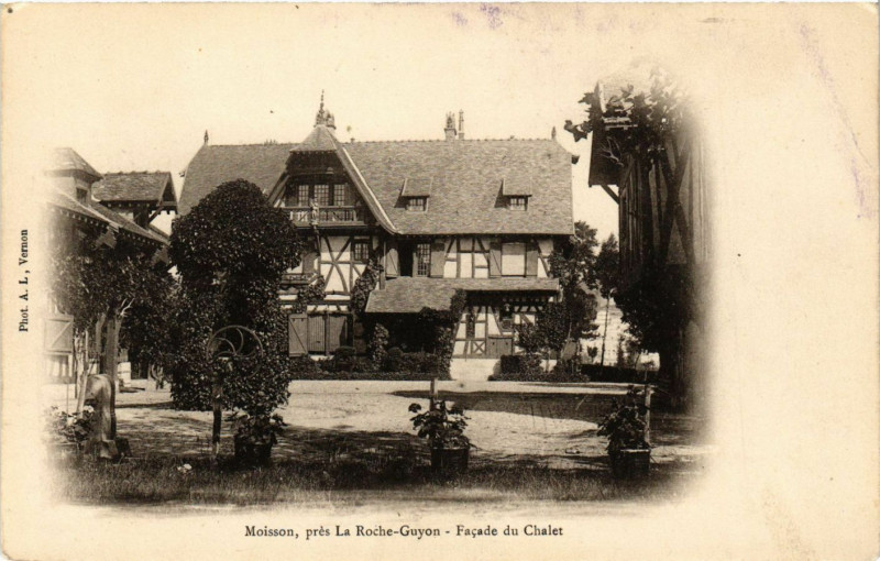 Carte postale ancienne Moisson, prés La Roche- Guyon -Facade de Chalet à La Roche-Guyon