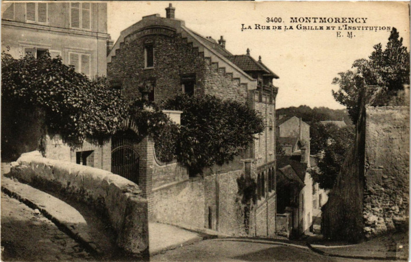 Carte postale ancienne Montmorency- La Rue dela Grille et l'Institution à Montmorency