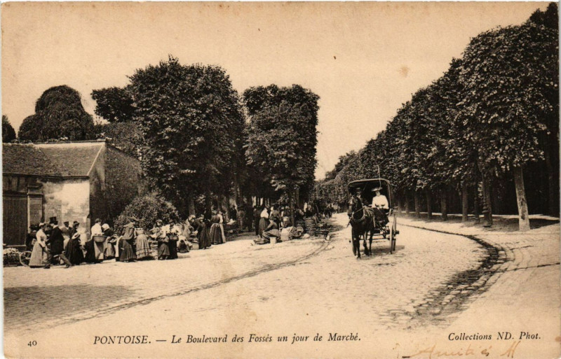 Carte postale ancienne Pontoise - Le Boulevard des Fossés un jour de Marché à Pontoise