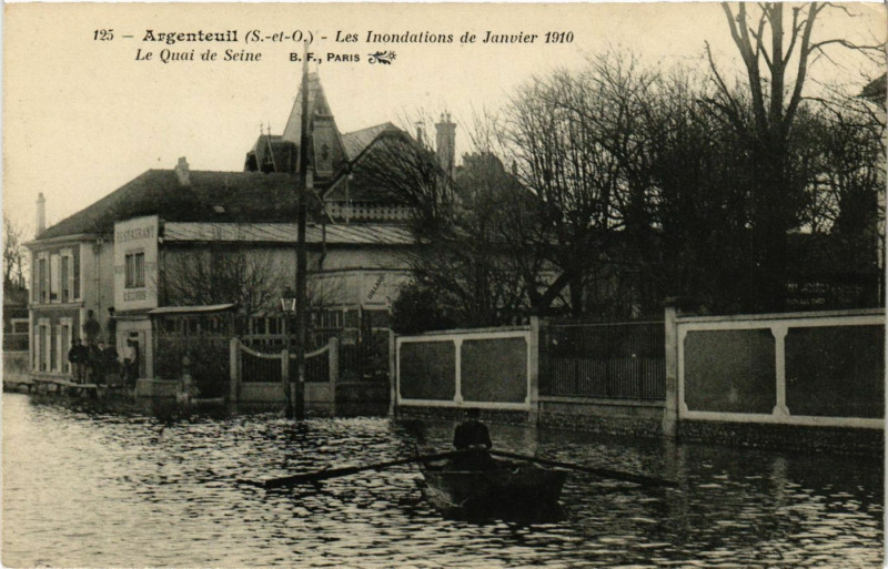 Carte postale ancienne Argenteuil (S.-et-O.) Les Inondations de Janvier 1910 -Le Quai de.. à Argenteuil