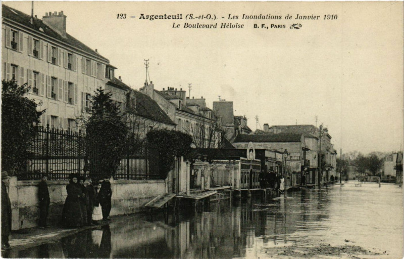 Carte postale ancienne Argenteuil (S.-et-O.) Les Inondations de Janvier 1910-Le Boulevard à Argenteuil