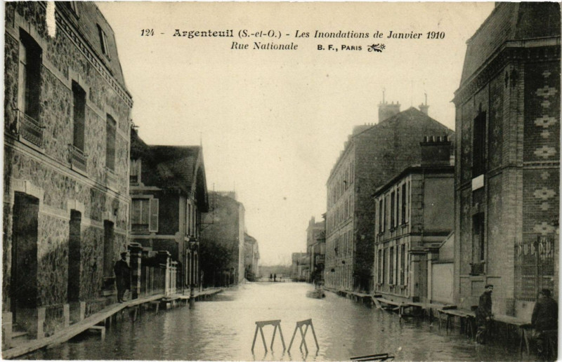 Carte postale ancienne Argenteuil (S.-et-O.) Les Inondations de Janvier 1910-Rue Nationale à Argenteuil