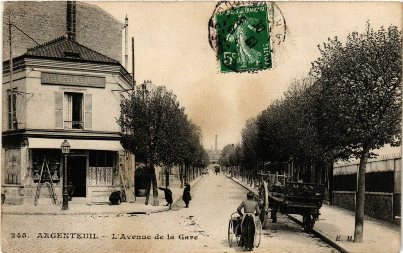 Carte postale ancienne Argenteuil -L'Avenue de la Gare à Argenteuil