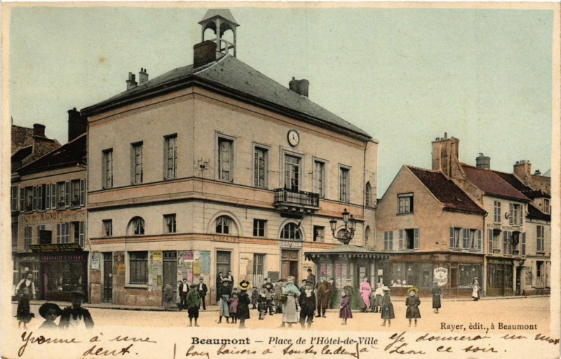 Carte postale ancienne Beaumont - Place de l'Hotel-de-Ville