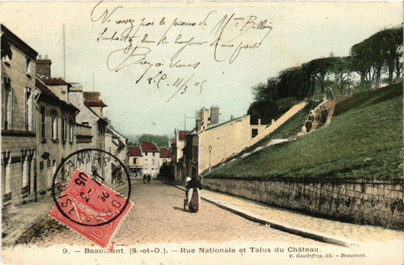 Carte postale ancienne Beaumont(S.-et-O.) -Rue Nationale et Talus du Cháteau à Us