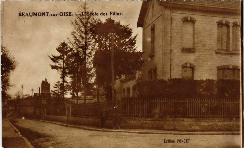 Carte postale ancienne Beaumont-sur-Oise - L'Ecole des Filles à Beaumont-sur-Oise