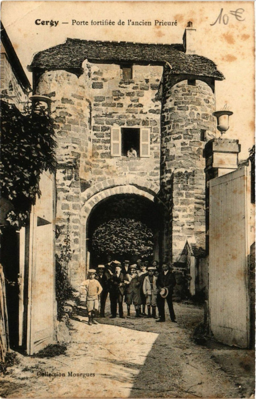 Carte postale ancienne Cergy - Porte fortifiée de l'ancien Prieuré à Cergy