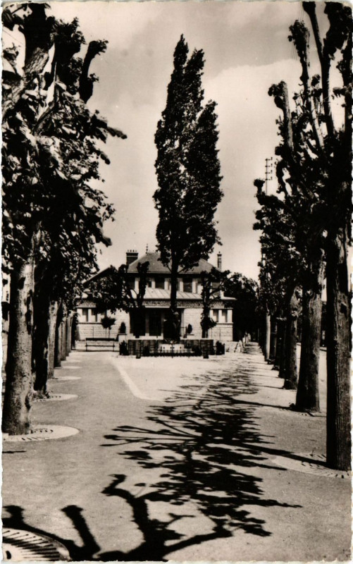 Carte postale ancienne Cormeilles-en-Parisis(S.-et-O.) - Monument aux Morts à Cormeilles-en-Parisis