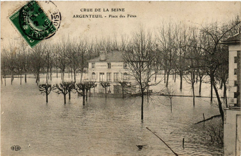 Carte postale ancienne Crue de la Seine -Argenteuil -Place des Fétes à Argenteuil