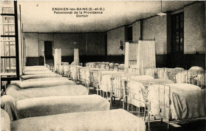 Carte postale ancienne Enghien-les-Bains (S.-et-O.) - Pensionnat de la Providence Dortoir à Enghien-les-Bains