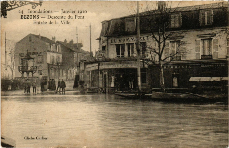 Carte postale ancienne Inondation -Janvier 1910 -Bezons -Descente du Pont -Entrée de la à Bezons