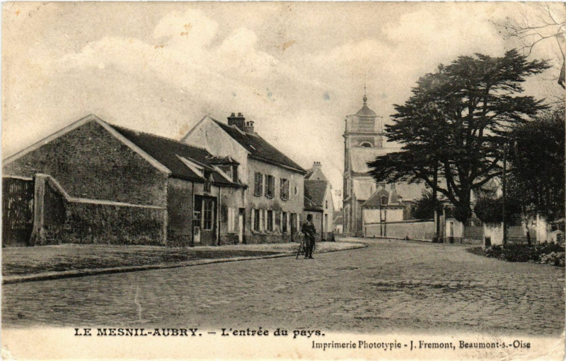 Carte postale ancienne Le Mesnil Aubry- L'entrée du pays au Mesnil-Aubry