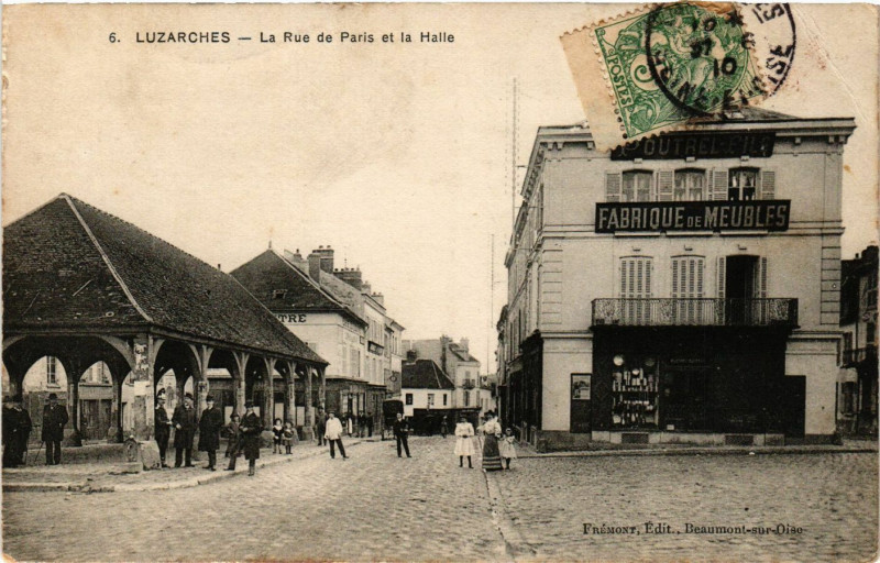 Carte postale ancienne Luzarches - La Rue de Paris et la Halle à Luzarches
