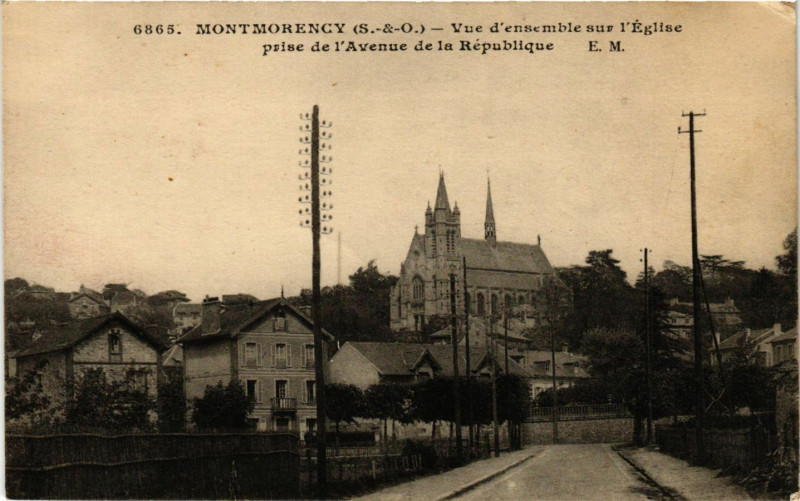 Carte postale ancienne Montmorency (S.-&-O.) - Vue d'ensemble sur l'Eglise prise de... à Montmorency