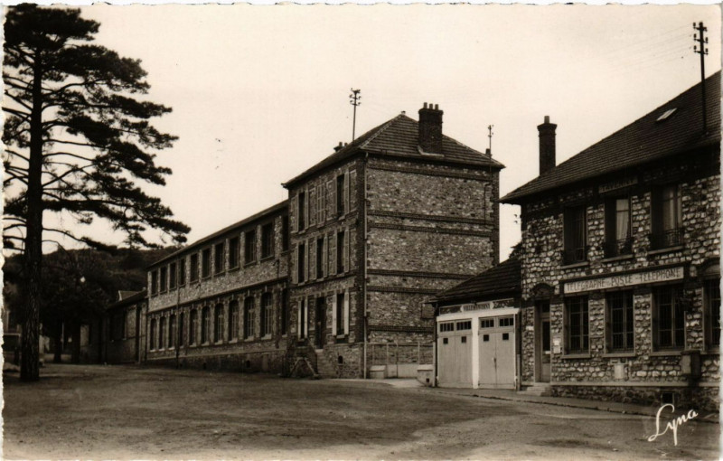 Carte postale ancienne Taverny (Seine-et-Oise) - La Poste et les Ecoles à Taverny