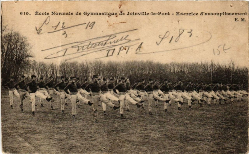 Carte postale ancienne Joinville-le-Pont Ecole Gymnastique Exercice d'assouplissement à Joinville-le-Pont
