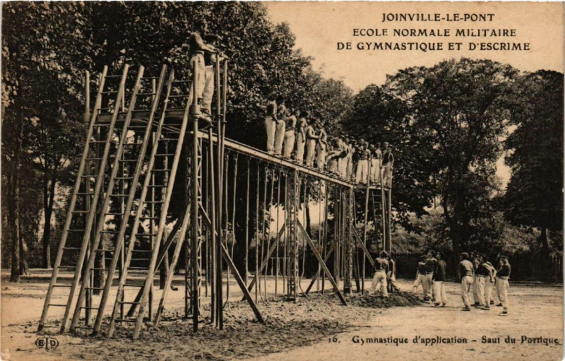 Carte postale ancienne Joinville-le-Pont Ecole Normale Militaire. Gymnastique à Joinville-le-Pont