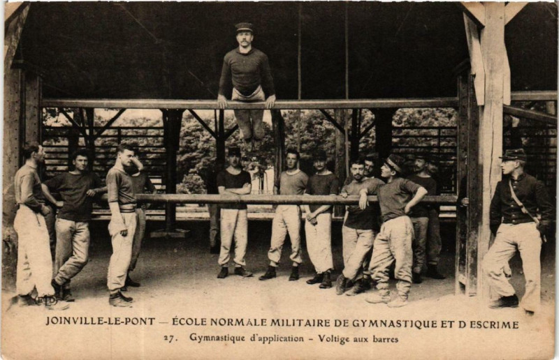 Carte postale ancienne Joinville-le-Pont Ecole Normale Militaire. Gymnastique à Joinville-le-Pont