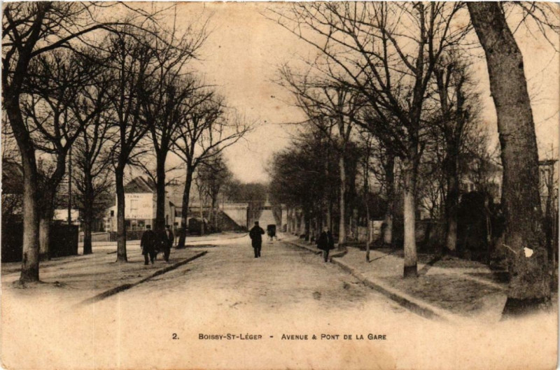 Carte postale ancienne Boissy-Saint-Leger Avenue et Pont de la Gare à Boissy-Saint-Léger