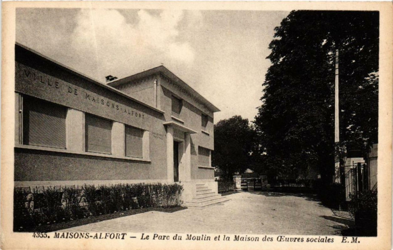Carte postale ancienne Maisons Alfort Le Parc du Moulin et la Maison des Eouvres sociales à Maisons-Alfort
