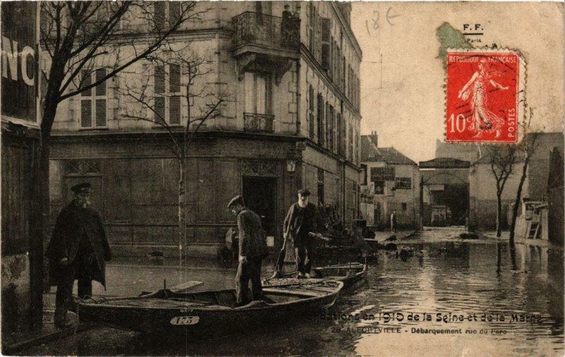 Carte postale ancienne Alfortville Debarquement rue du Parc Inondation 1910 à Alfortville