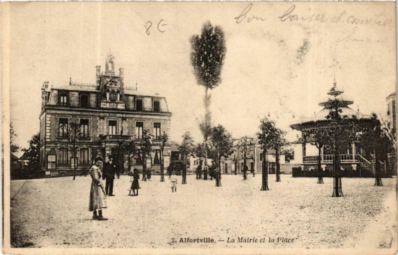 Carte postale ancienne Alfortville La Mairie et la Place à Alfortville