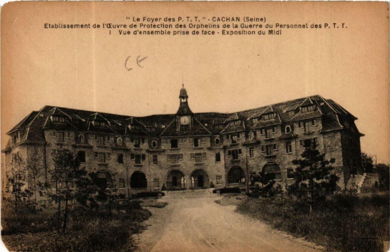 Carte postale ancienne Cachan Le Foyer des P.T.T. vue d'ensemble à Cachan