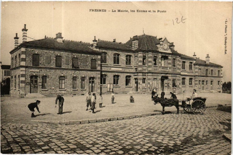 Carte postale ancienne Fresnes La Mairie les Ecoles et la Poste à Fresnes