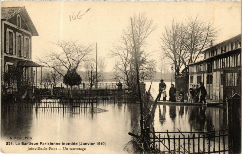 Carte postale ancienne Joinville-le-Pont Un sauvetage La Banleiu parisienne inondée à Joinville-le-Pont