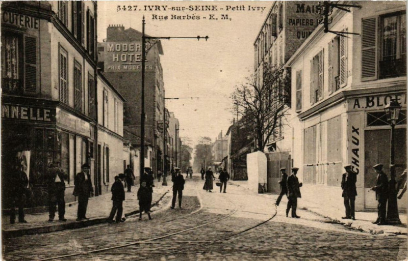 Carte postale ancienne Ivry-sur-Seine Petit Ivry Rue Barbes à Ivry-sur-Seine