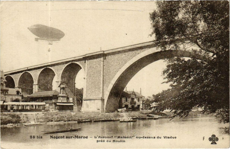 Carte postale ancienne Nogent-sur-Marne L'Aeronef Malecot au dessus du Viaduc à Nogent-sur-Marne