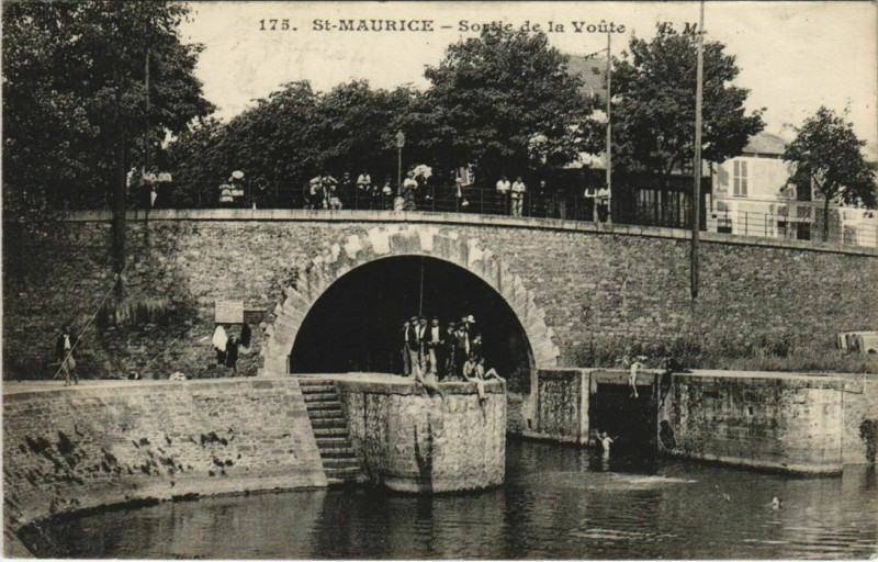 Carte postale ancienne Saint-Maurice - sortie de la voute à Saint-Maurice