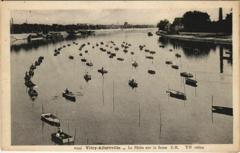 Carte postale ancienne Vitry - aéfortville - la peche sur le seine