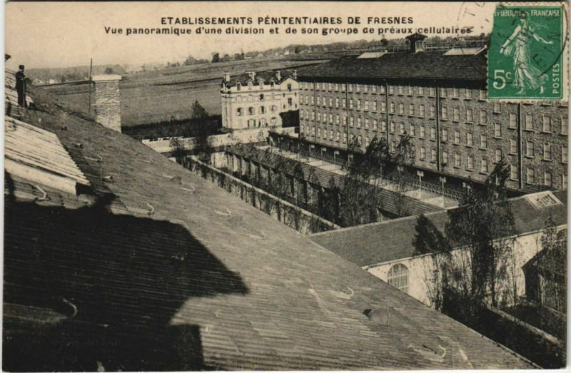 Carte postale ancienne Etabl. Péntentiaires de Fresnes vue panoramique à Fresnes