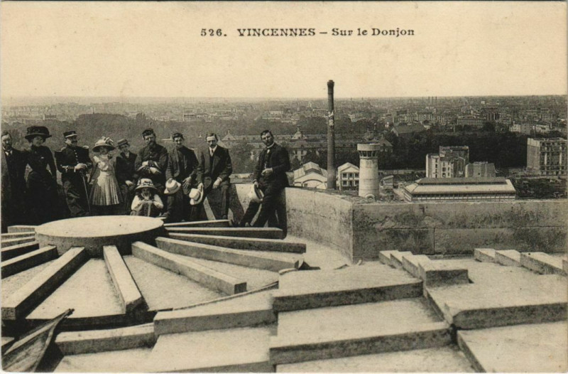 Carte postale ancienne Vincennes - sur le donjon à Vincennes