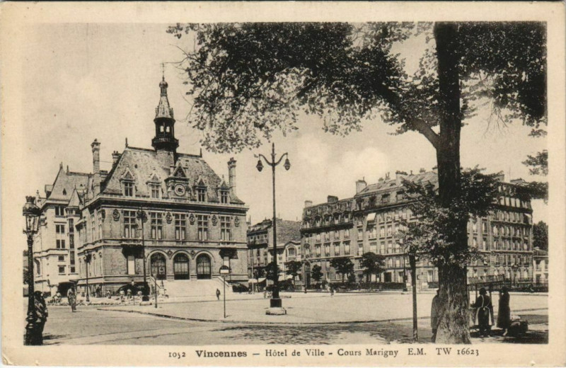 Carte postale ancienne Vincennes - Hotel de ville - cours marigny à Vincennes