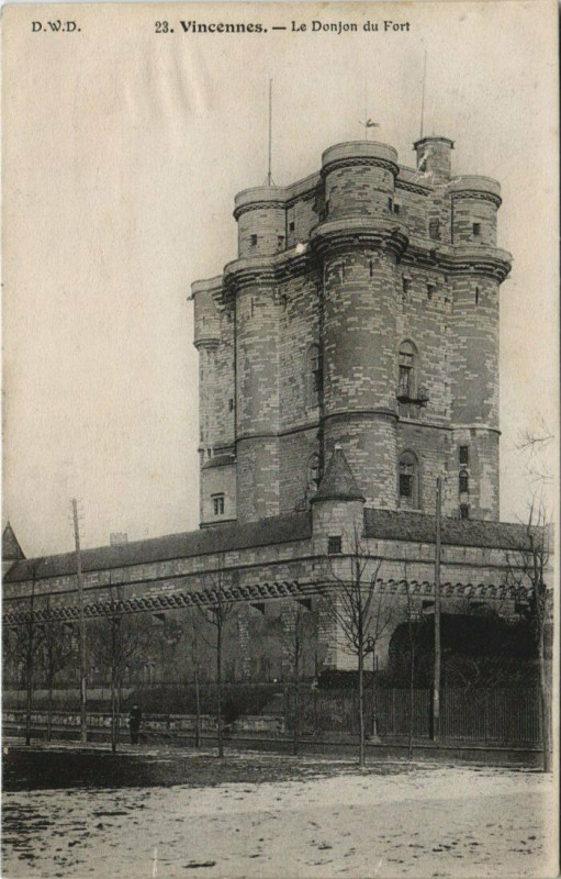Carte postale ancienne Vincennes - le donjon du fort à Vincennes