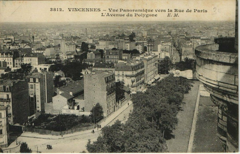 Carte postale ancienne Vincennes Vue Panoramique vers la Rue à Vincennes